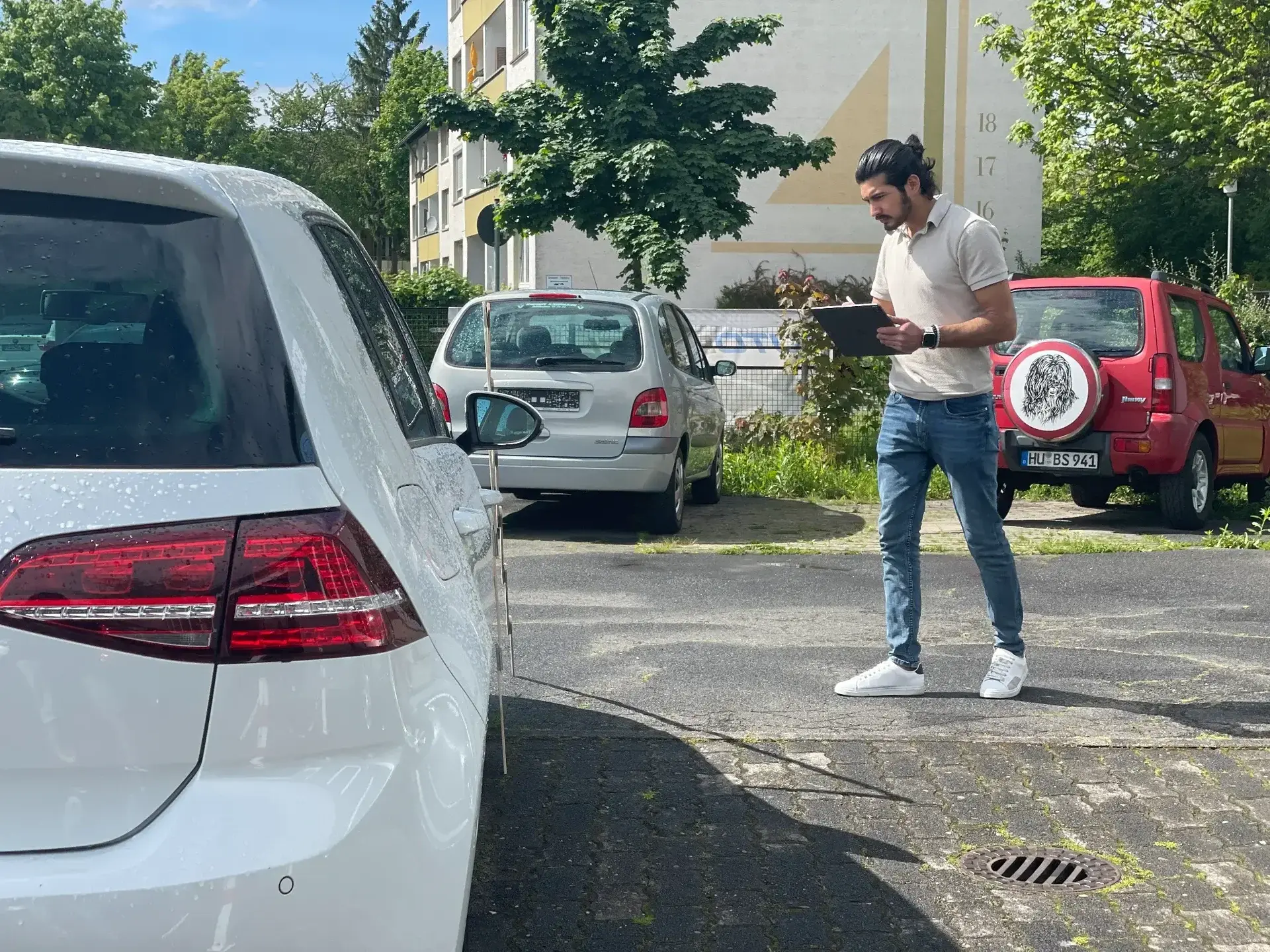 Cihan Dedeci - Kfz-Sachverständiger bei professioneller Gutachten-Aufnahme in Hanau